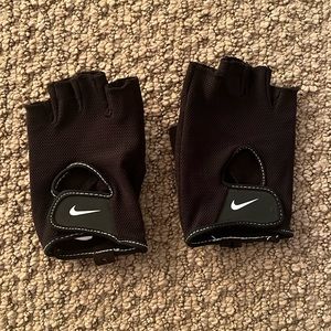Nike gym glove size Small-NWOT